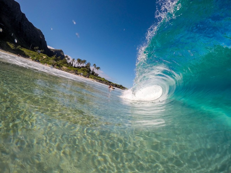 a transparent wave coming in near the shore, _transparent incoming wave 4k