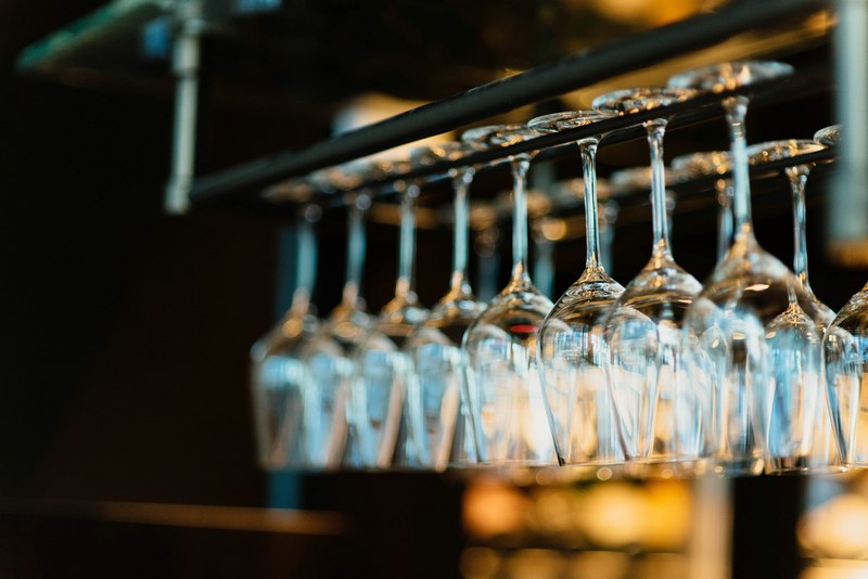glass bar wine glass and hanging 4k