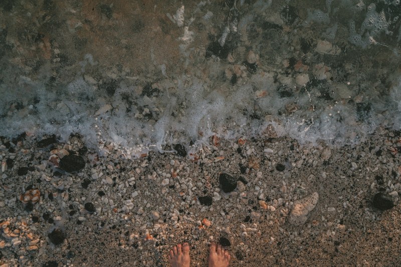 where the feet meet the water 4k