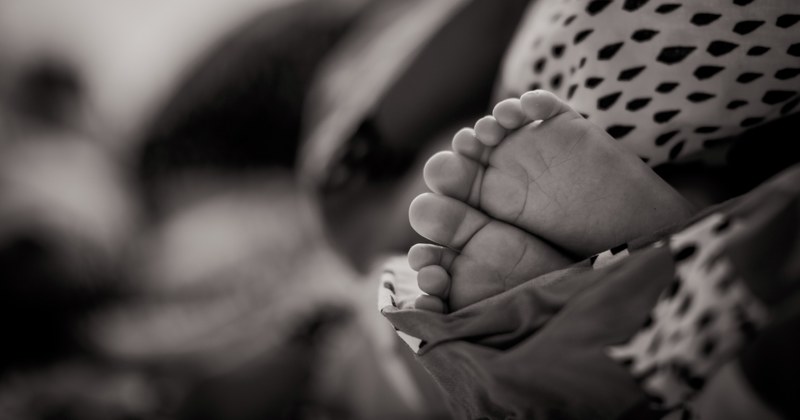 black and white macro of baby feet in bors, baby feet macro in bors 4k