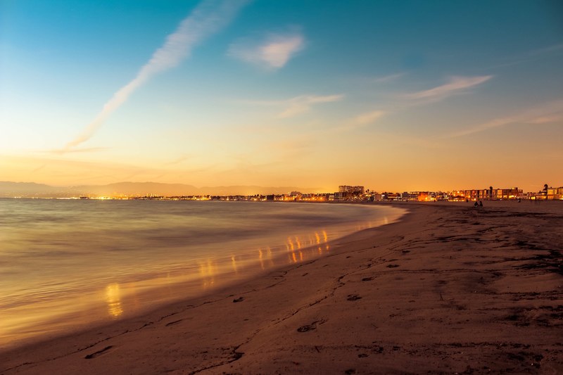 venice beach comes alive as the ocean and shore are lit up by the sunset, venice beach at sunset 4k