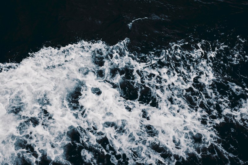 sea wafe foam and wave 4k