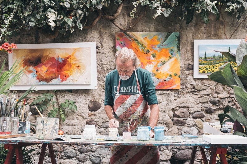 man in striped apron paints canvases in bardolino, bardolino canvases 4k