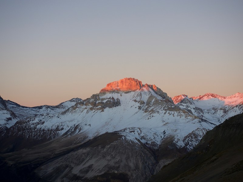 chiles cerro puntiagudo covered in snow in the sunlight, chiles cerro puntiagudo covered in snow 4k