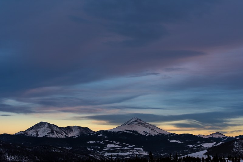 dark evening clouds over snow capped mountain peaks in silverthorne, clouds over silverthorne mountains 4k