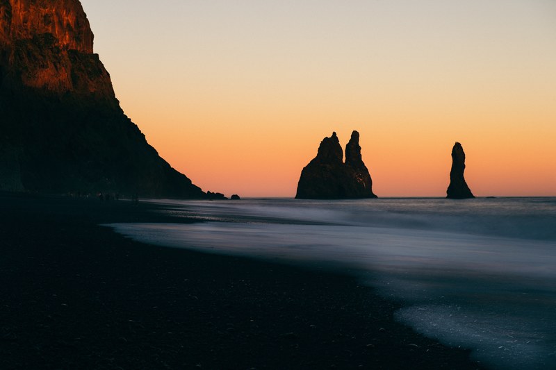 silhouettes of rock formations in the ocean in vik, rock formations silhouettes 4k