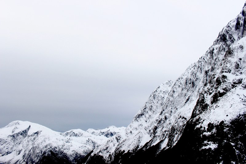 mountain landscape with snow on a foggy day, foggy mountainscape 4k
