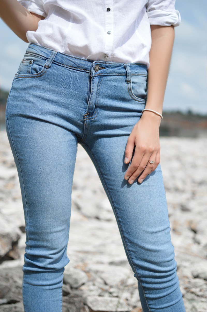 a woman wearing a white button up shirt and blue denim jeans in florina, skinny jeans 4k