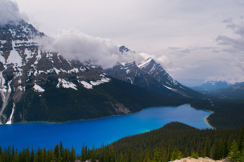 a trident shaped lake under snow capped mountains, trident lake at the food of the mountain 4k
