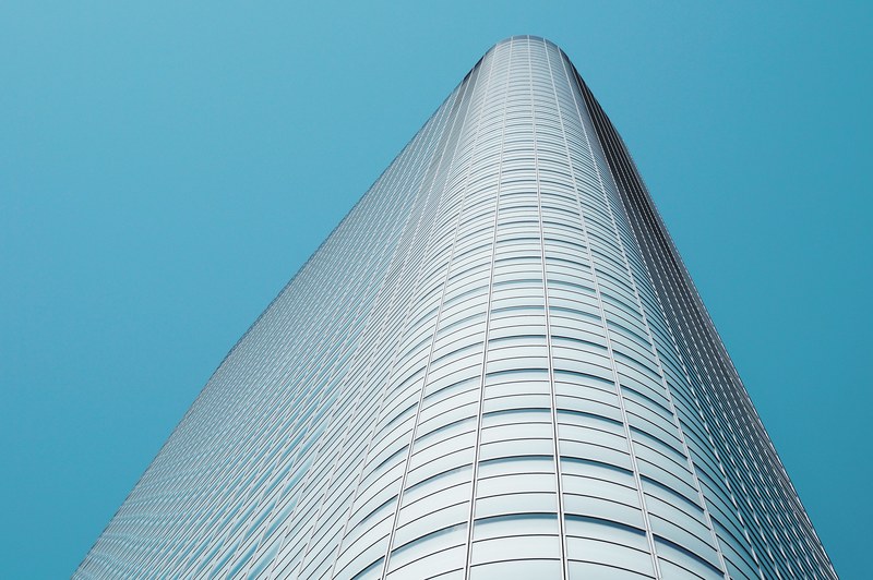 a round corner of a tall skyscraper in tokyo, round skyscraper corner 4k