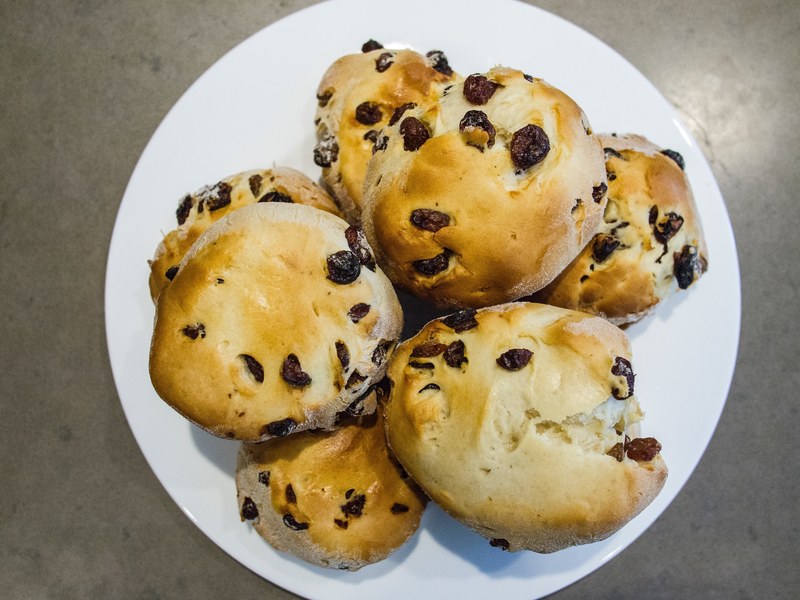 plate bakery raisin and dutch 4k