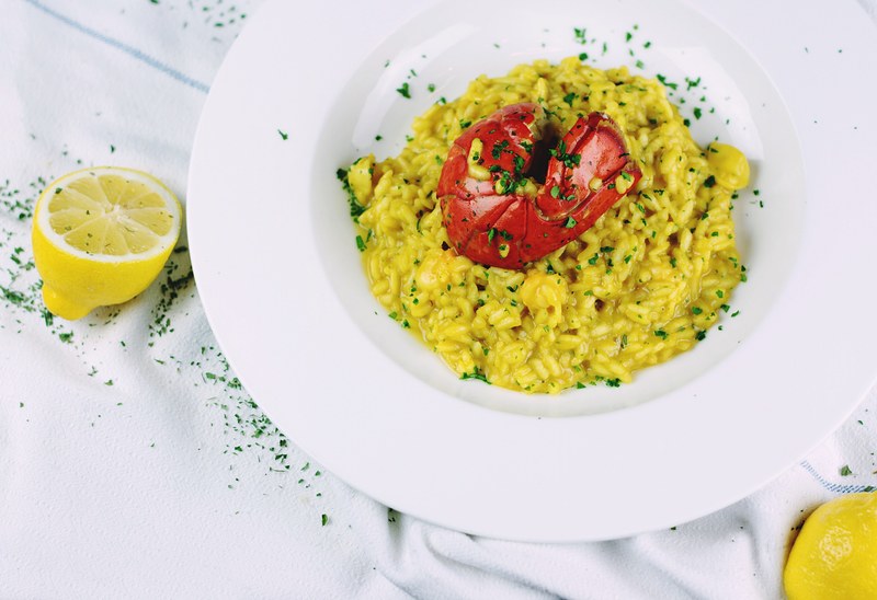 plate of lemon risotto with tomato and parsley, lemon risotto 4k