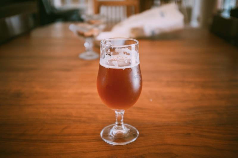 table amber glass and beer 4k