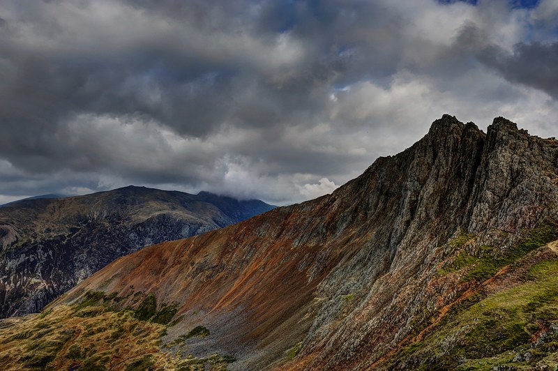 jagged rocks and moss covered slopes in snowdonia national park, brown moss slope in snowdonia 4k