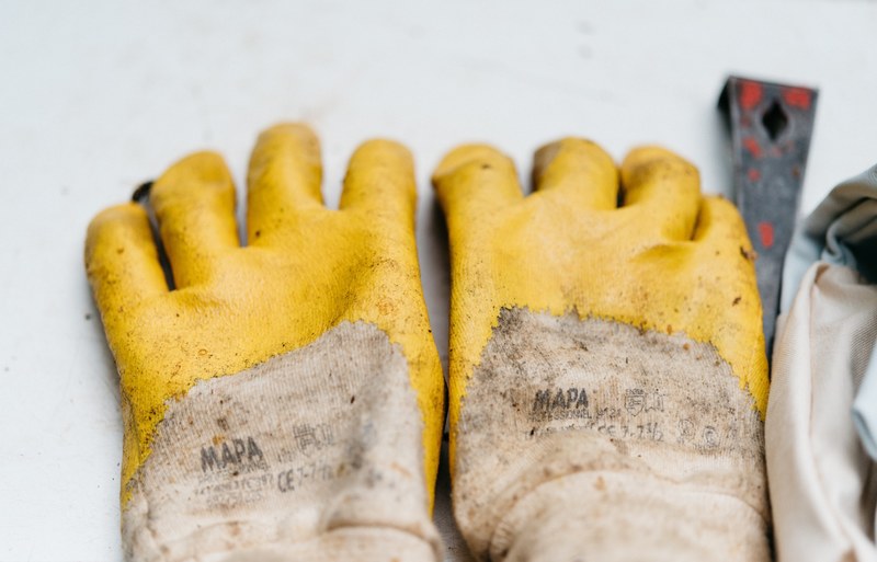 a pair of dirty yellow rubber gloves for gardening or carpentry besides a tool, gloves of the beekeeper 4k