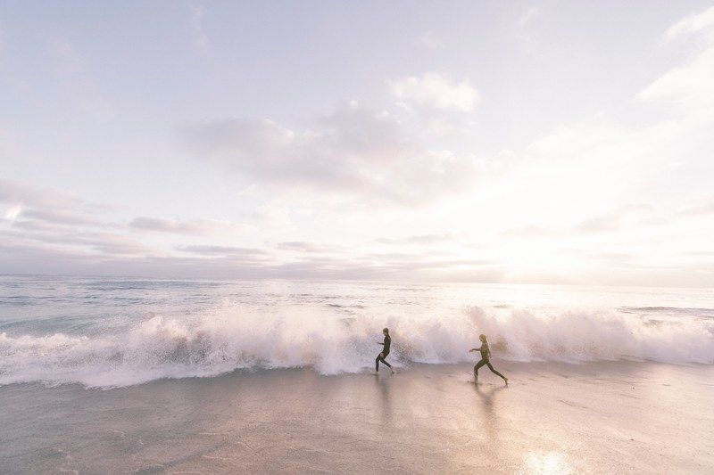 couple running in the wave at the sand beach in la jolla, la jolla beach fun 4k