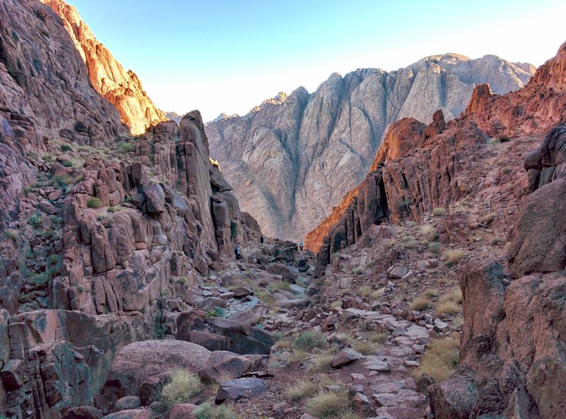 rocky mountain landscape in the desert, hiking in the canyon 4k