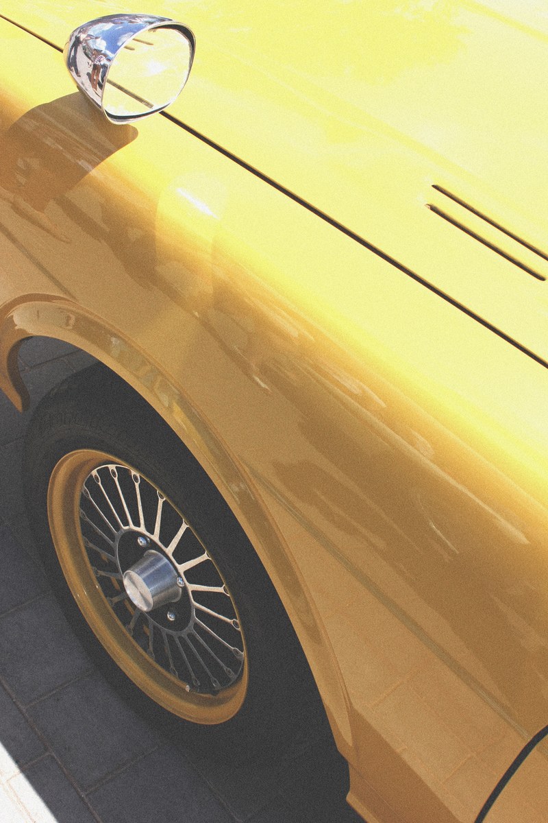 close up of wheel and mirror of a yellow car, _wheel and mirror 4k