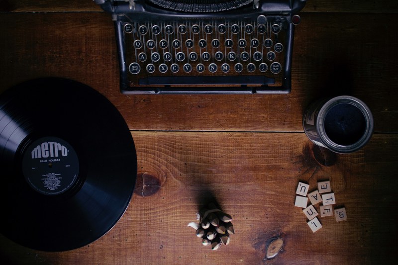 typewriter wood keyboard and scrabble 4k