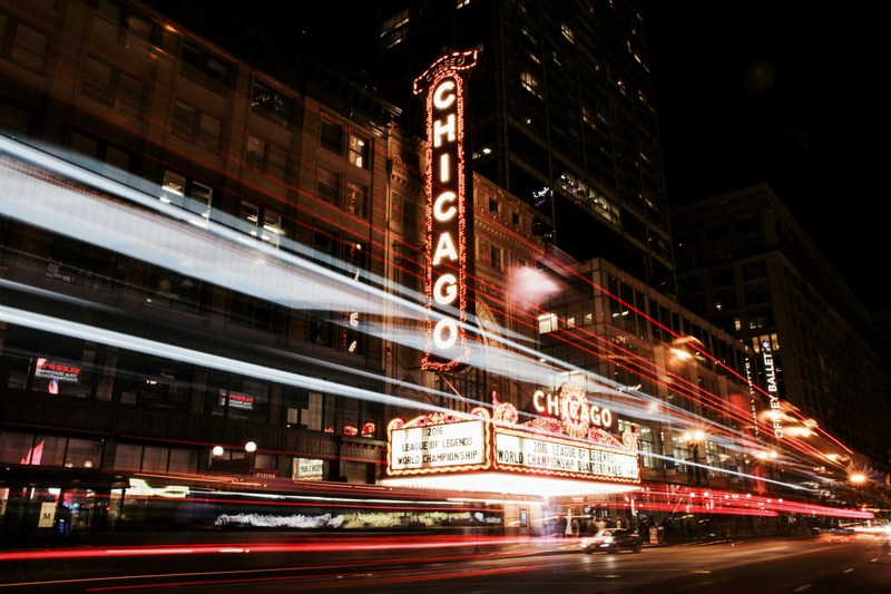 long exposure of nighttime cars in chicago with neon signs in the background, chicago nighttime 4k