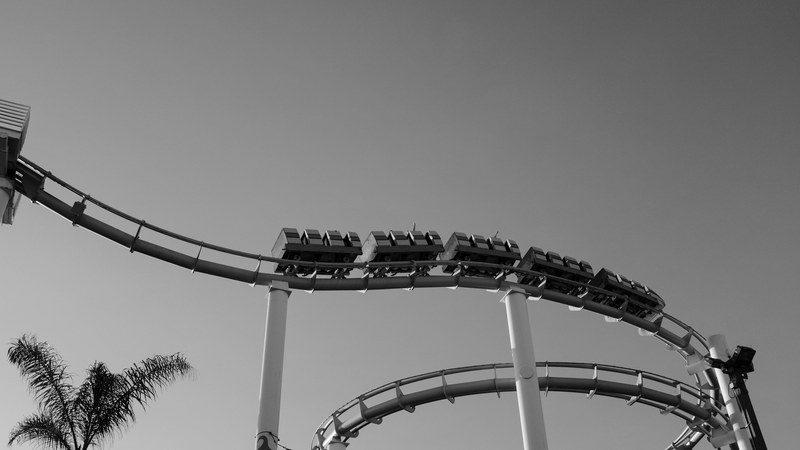 black and white shot of roller coaster and clear sky at santa monica pier, santa monica rollercoaster 4k