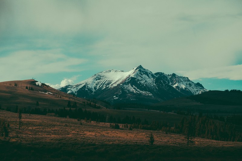 tall snow topped mountains in yellowstone on an autumns day, white mountains in yellowstone 4k