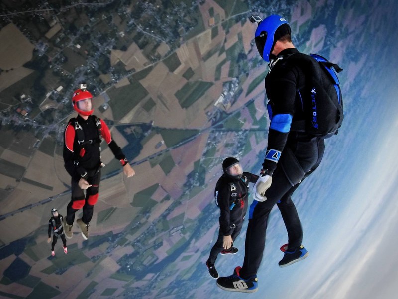 four people skydiving wearing either red or blue suits at para club arodrome de namur, para club arodrome de namur 4k
