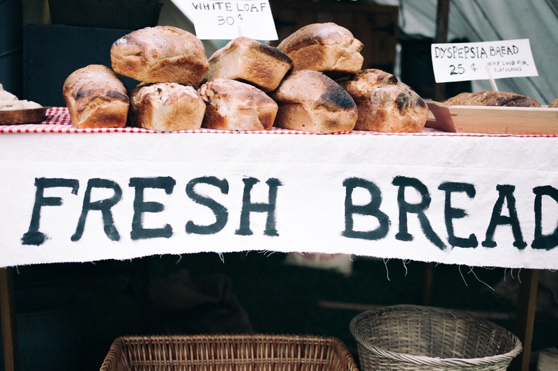 fresh bread for sale at an outdoor market, fresh loaves of bread 4k