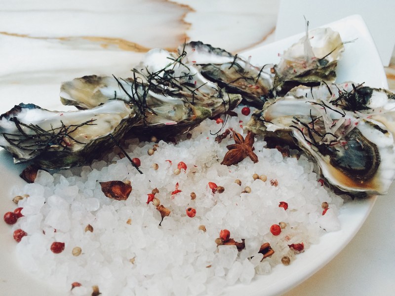 plate of oysters and seafood over ice, eating oysters 4k