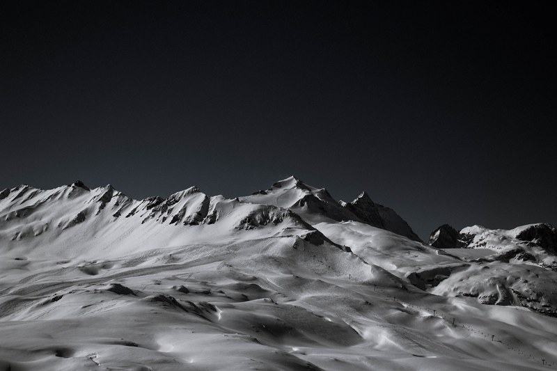 a dark look at a snow covered mountain, _night view of snow covered val dlsre 4k