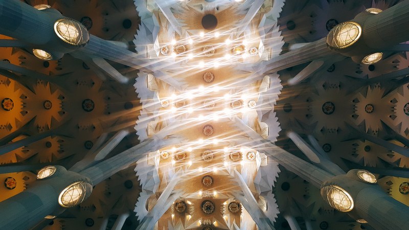 bright lights at the ceiling of sagrada famlia cathedral in barcelona, lights in sagrada famlia 4k