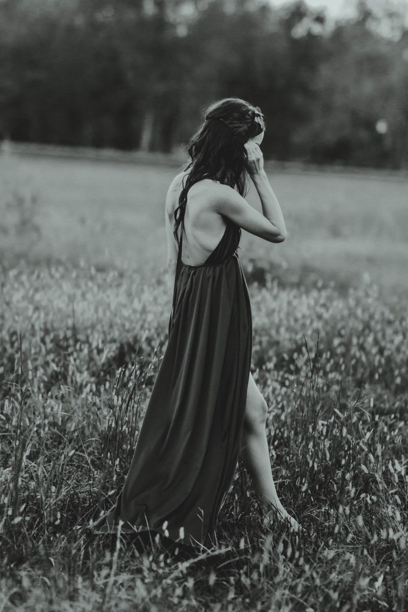 a woman wearing a long dress posing in a meadow, meadow poses 4k