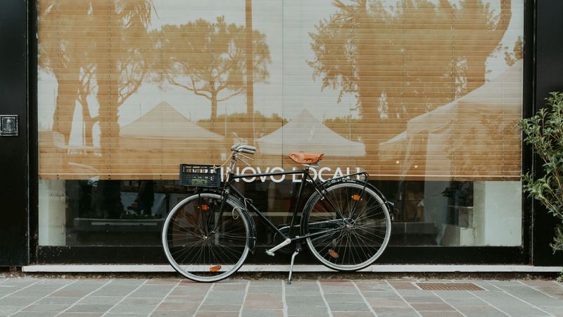 bicycle, facade, street, reflection, 4k