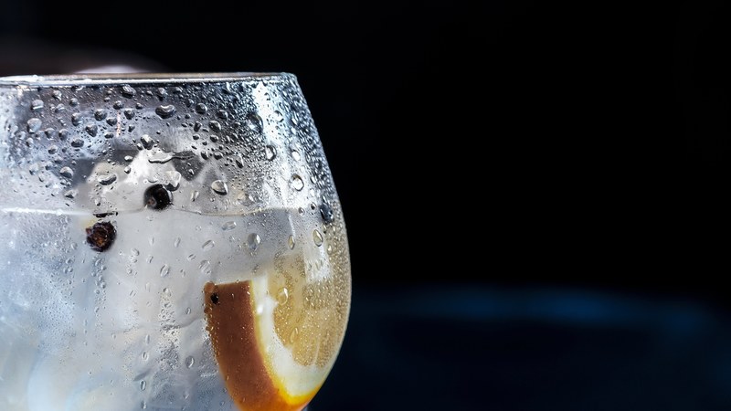 a drink containing water lemon and ice in a glass cup, glass cup of water 4k