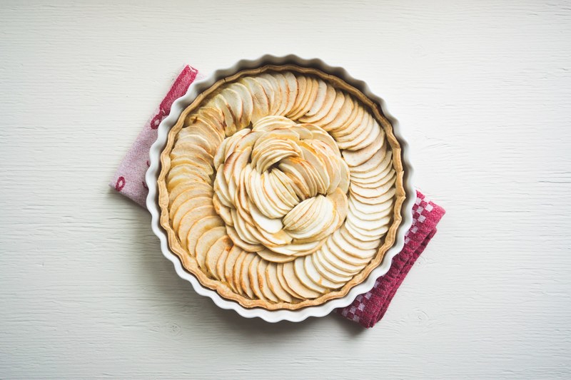 homemade apple pie topped with fresh slices of fruit, apple pie dessert dish 4k