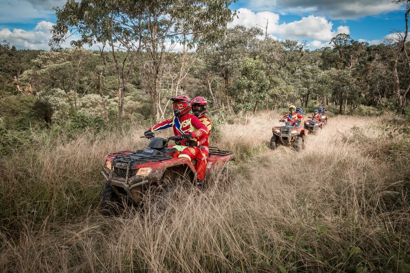 galera se divertindo com quadriciclos dust adv 4k