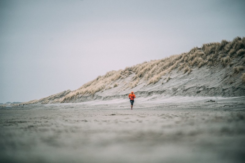 run at a windy beach 4k
