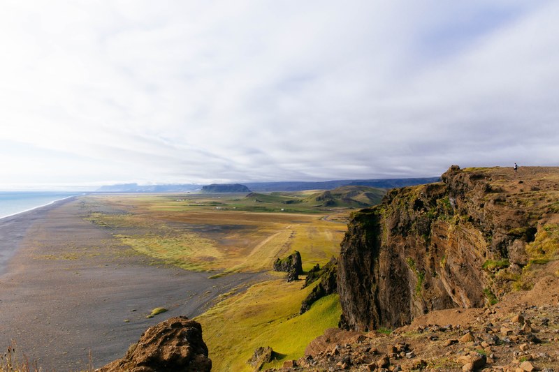 vast flat coastline by the mountain range at iceland, vast coastline 4k