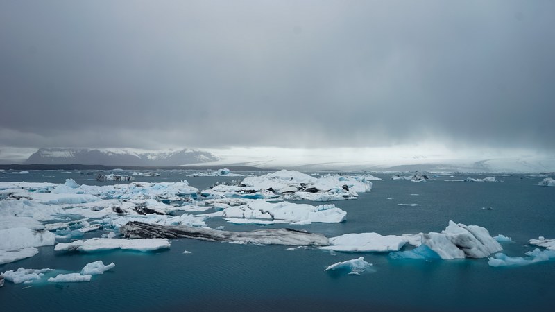 iceland lake mountian and blue 4k