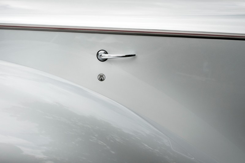 door shiny handle and lock 4k