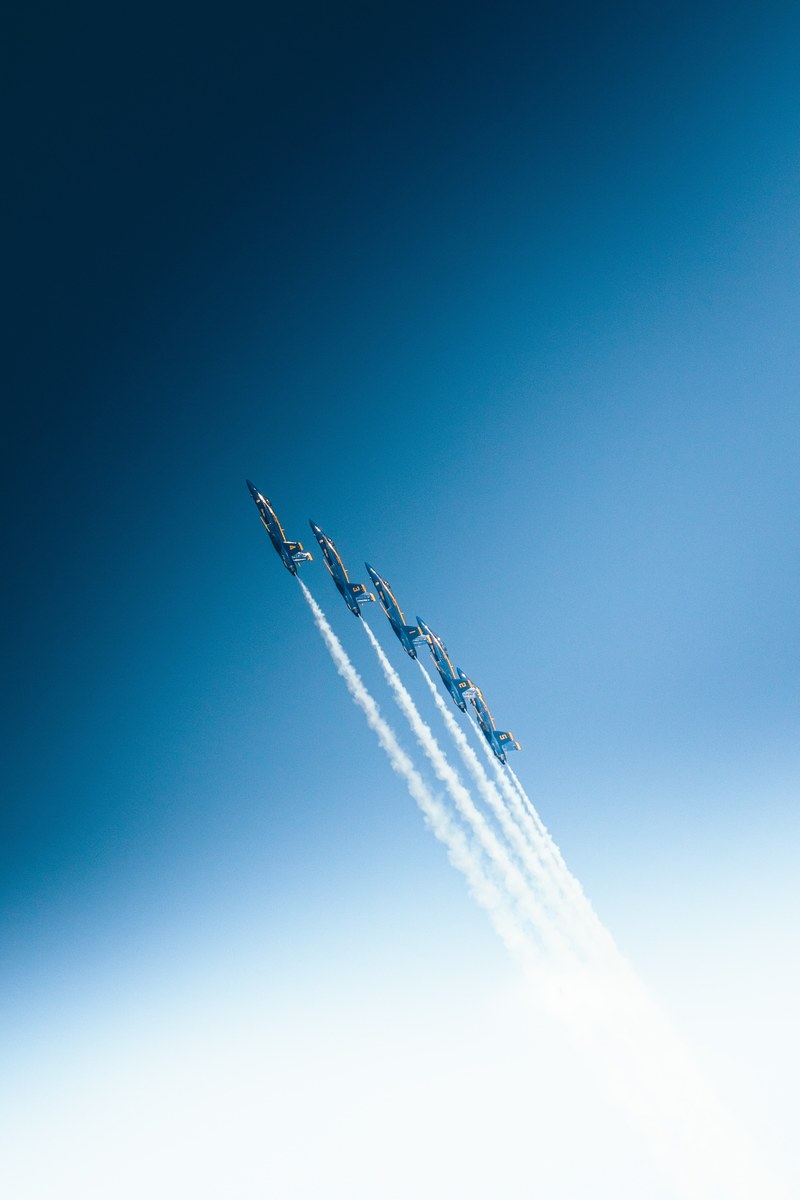 five aerobatics airplanes with smoke trails in an aerobatics show, _aerobatics airplanes smoke 4k