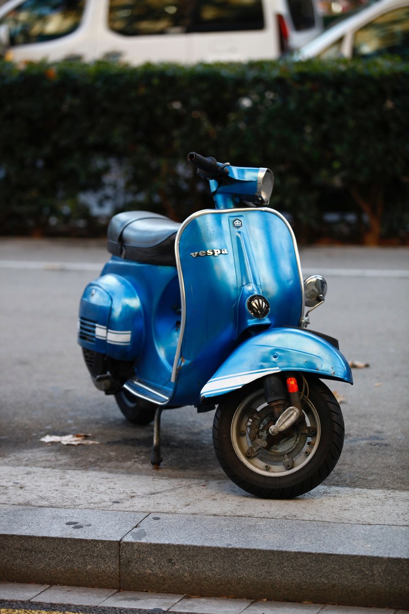blue old vespa 4k