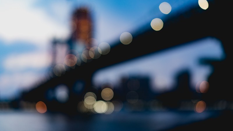a fuzzy shot of the silhouette of brooklyn bridge with bokeh effect, blurry brooklyn bridge 4k