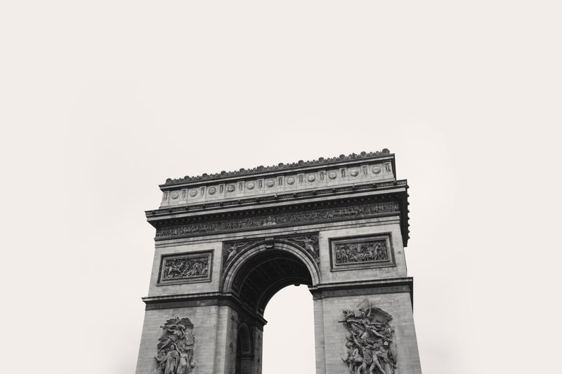 the historic french landmark the arc de triomphe in black and white, _arc de triomphe black and white 4k