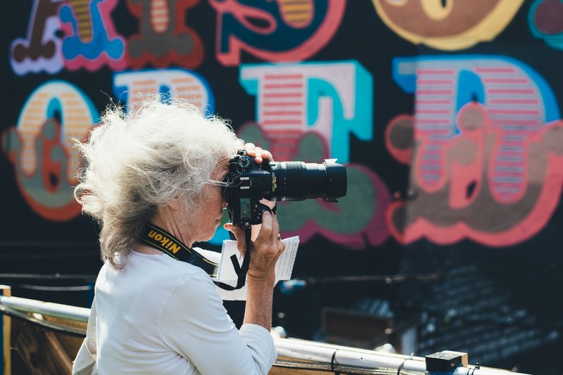 photowalk street art camera and holding 4k