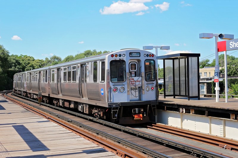a train at a railroad station at 3900 n sheridan rd in chicago, chicago train station 4k