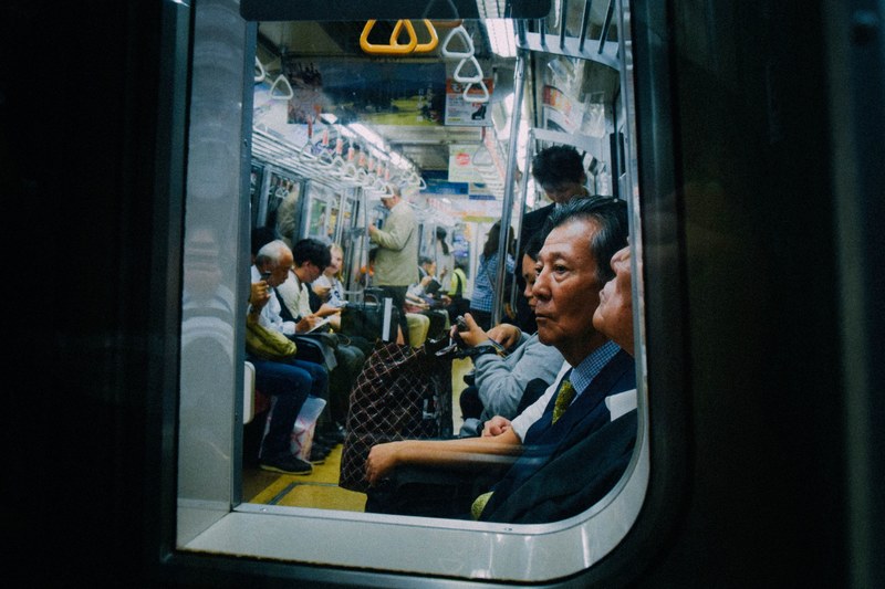 a subway car with passengers, _subway car passengers 4k
