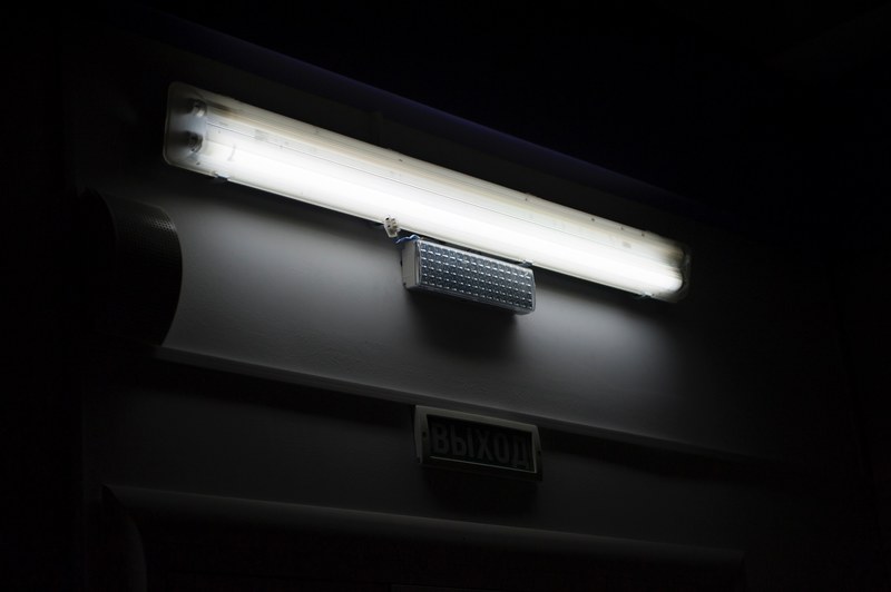a long fluorescent lamp in a dark interior, fluorescent lamp in the dark 4k