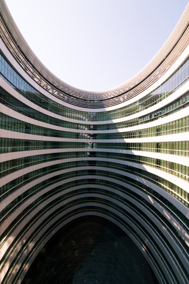 the courtyard of a curving office building, curving building courtyard 4k