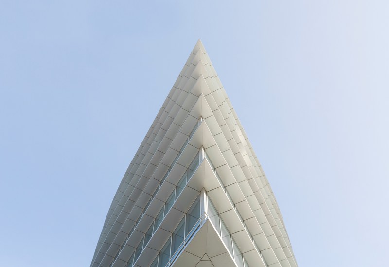 a triangular edge of a modern white building in nizhny novgorod, triangular building edge 4k